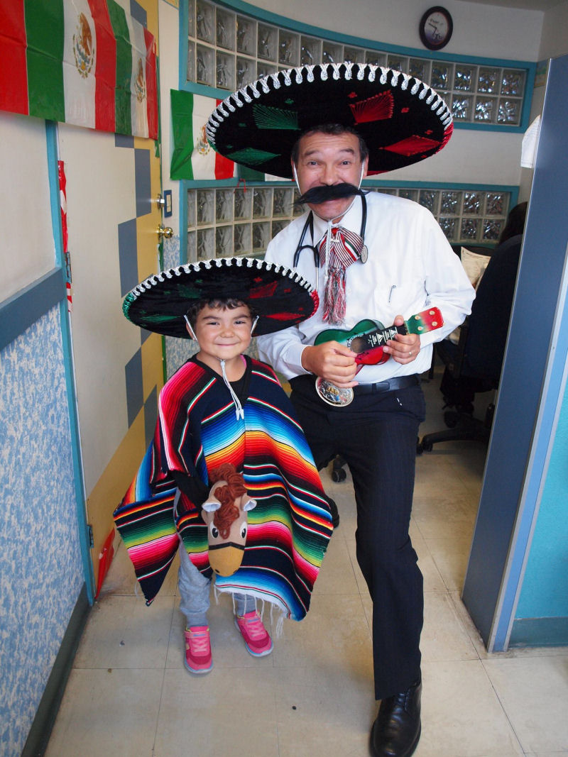 Pediatra mexicano se fantasia de super-heri para transformar a consulta em uma aventura inesquecvel 04