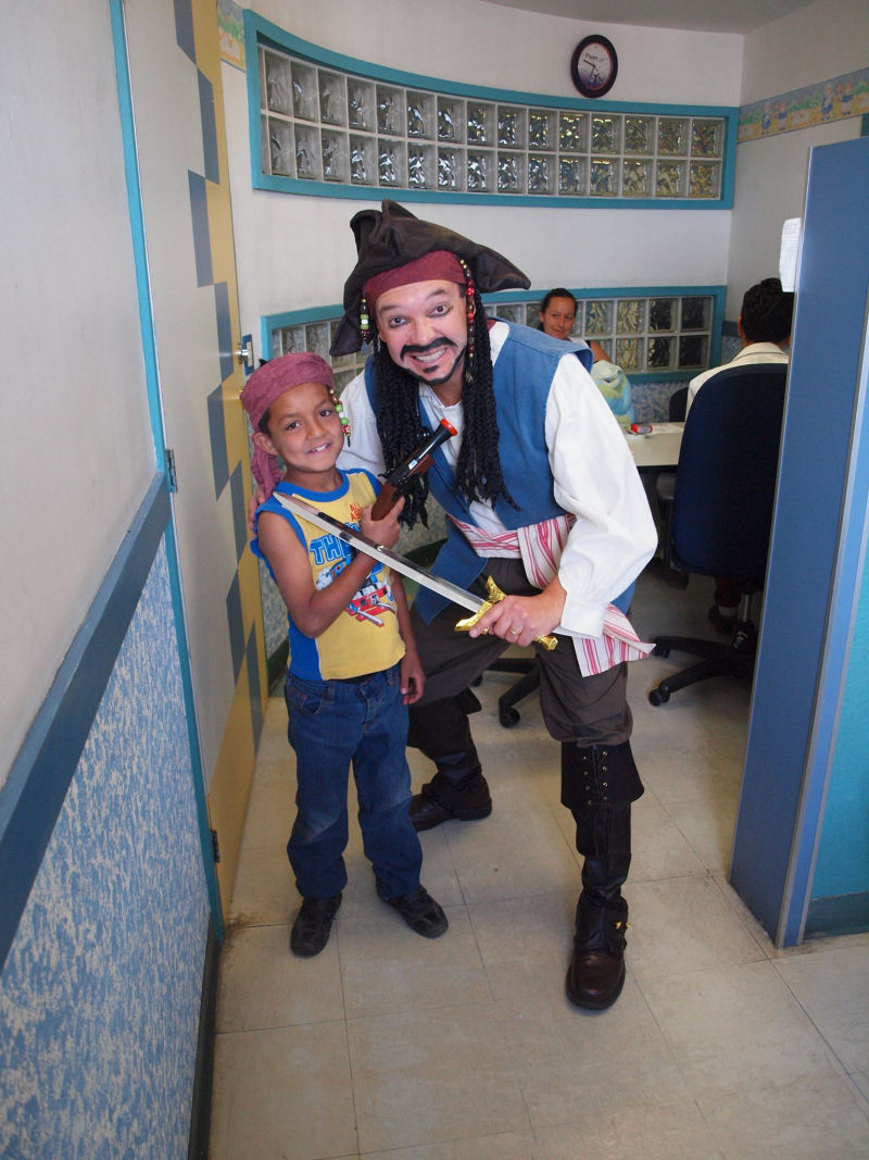 Pediatra mexicano se fantasia de super-heri para transformar a consulta em uma aventura inesquecvel 05