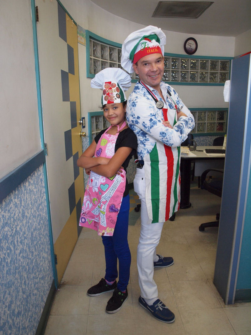Pediatra mexicano se fantasia de super-heri para transformar a consulta em uma aventura inesquecvel 06