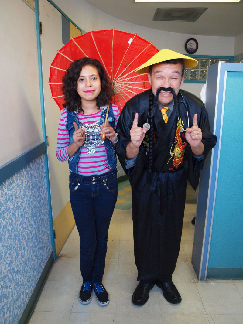 Pediatra mexicano se fantasia de super-heri para transformar a consulta em uma aventura inesquecvel 07
