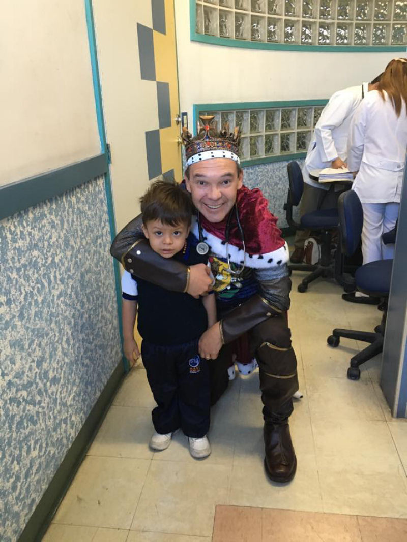 Pediatra mexicano se fantasia de super-heri para transformar a consulta em uma aventura inesquecvel 10