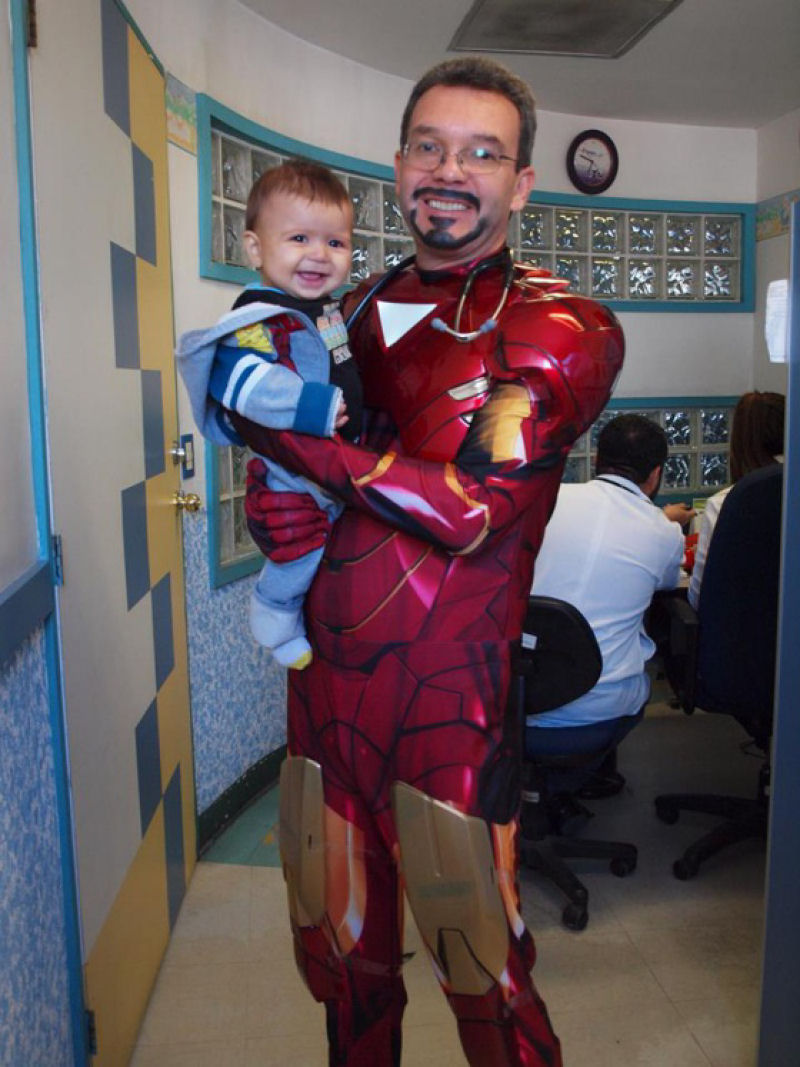 Pediatra mexicano se fantasia de super-heri para transformar a consulta em uma aventura inesquecvel 11