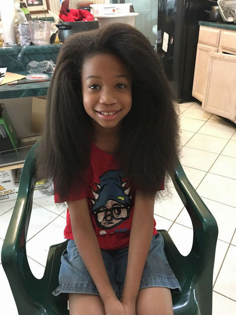 Garoto de 8 anos deixou o cabelo crescer durante 2 anos para fazer perucas para crianças com câncer 04