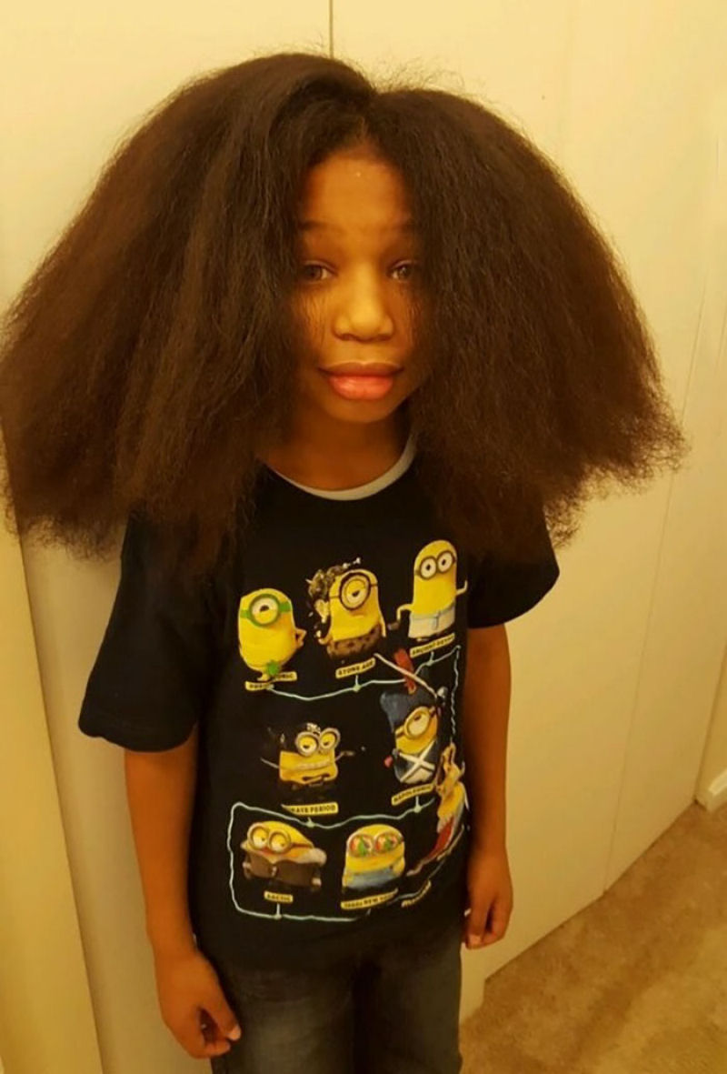 Garoto de 8 anos deixou o cabelo crescer durante 2 anos para fazer perucas para crianças com câncer 05