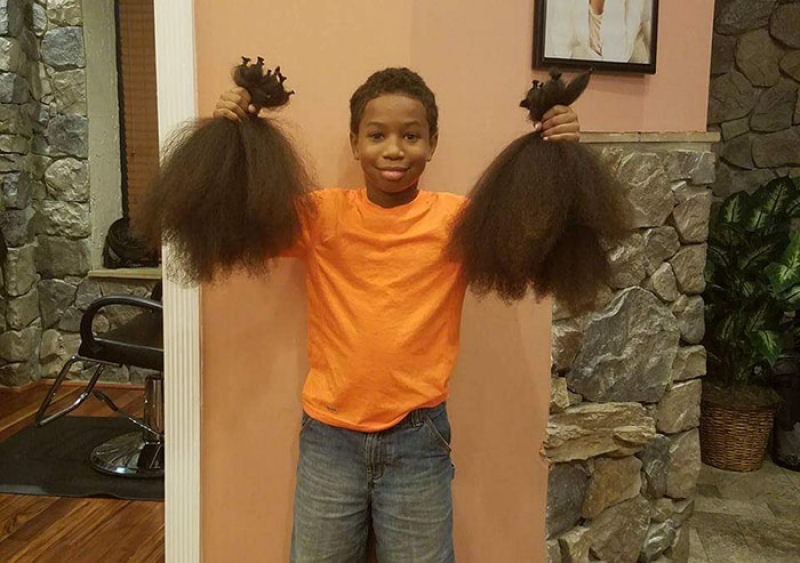 Garoto de 8 anos deixou o cabelo crescer durante 2 anos para fazer perucas para crianças com câncer 07