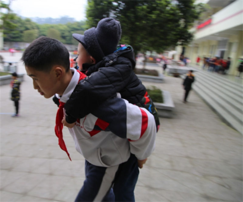Garoto de 12 anos carrega o amigo com deficincia nas costas pela escola por seis anos