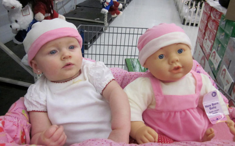 20 bebês que se parecem muito a suas bonecas 03