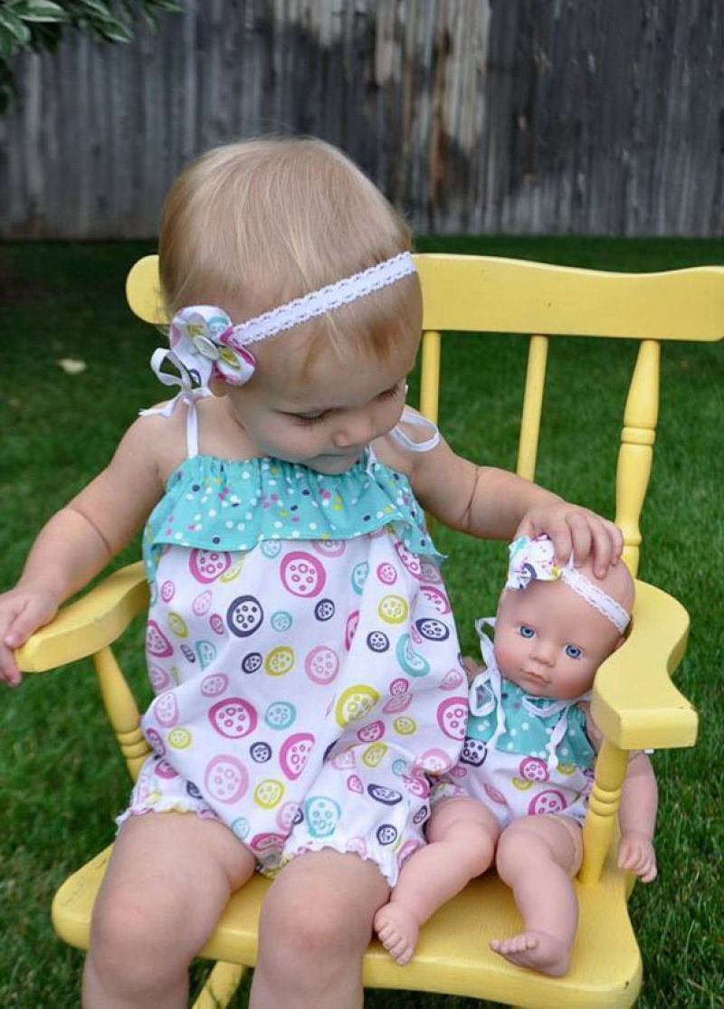 20 bebês que se parecem muito a suas bonecas 10