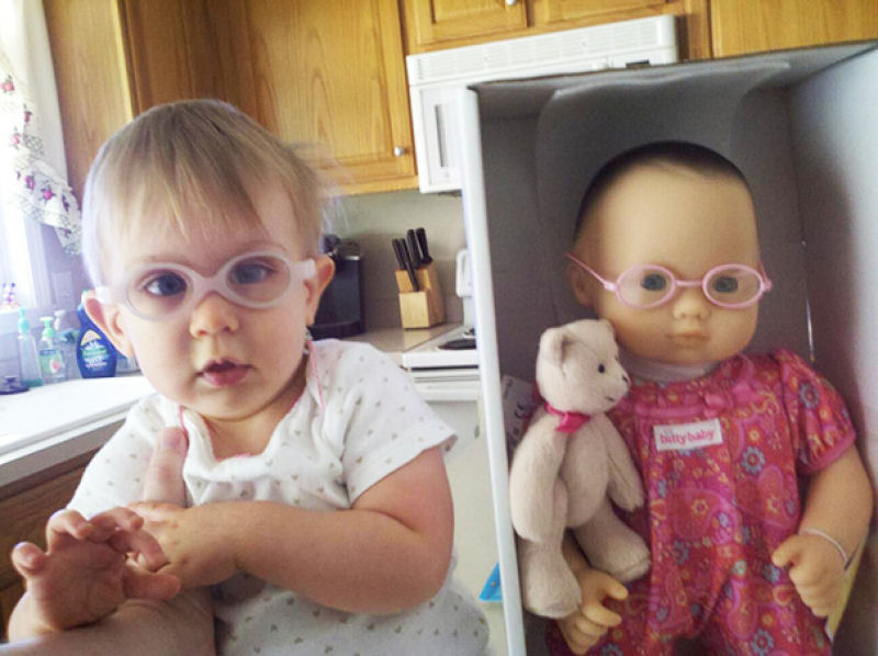 20 bebês que se parecem muito a suas bonecas 14