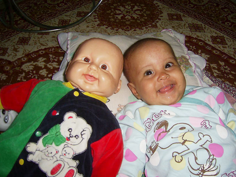 20 bebês que se parecem muito a suas bonecas 17