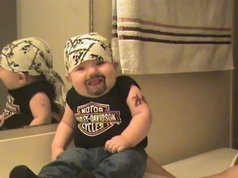 Bebs com sobrancelhas feitas: impossvel no rir! 09