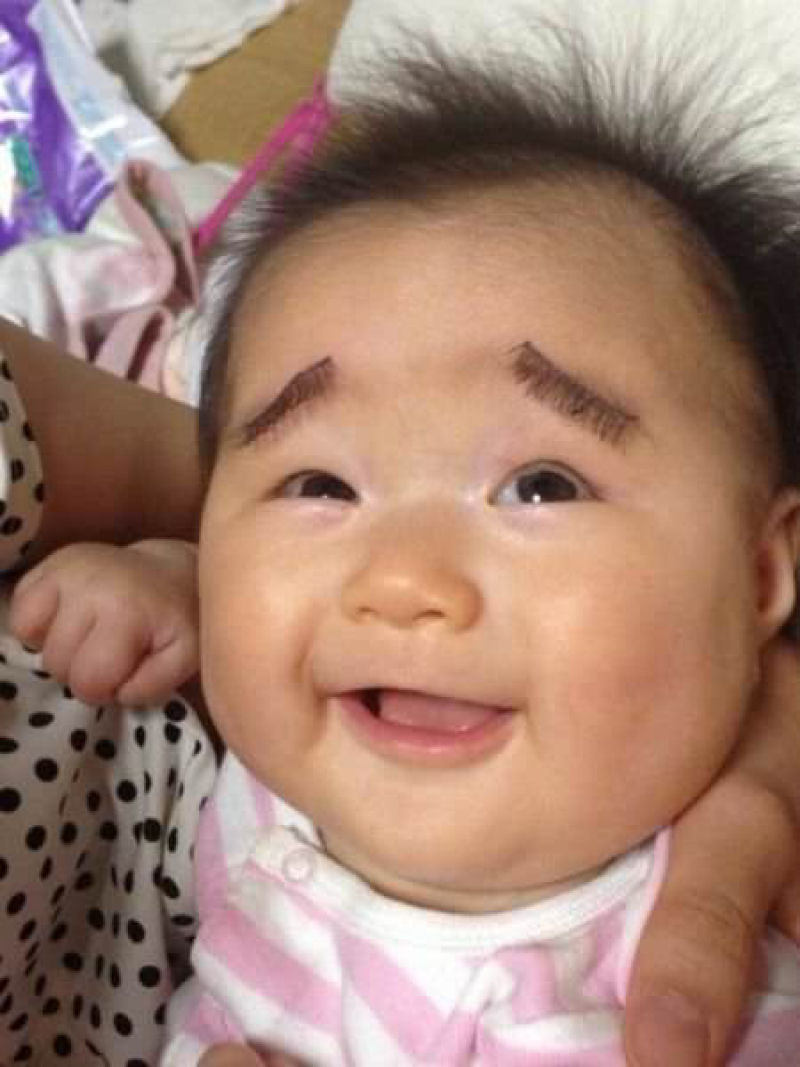 Bebs com sobrancelhas feitas: impossvel no rir! 12
