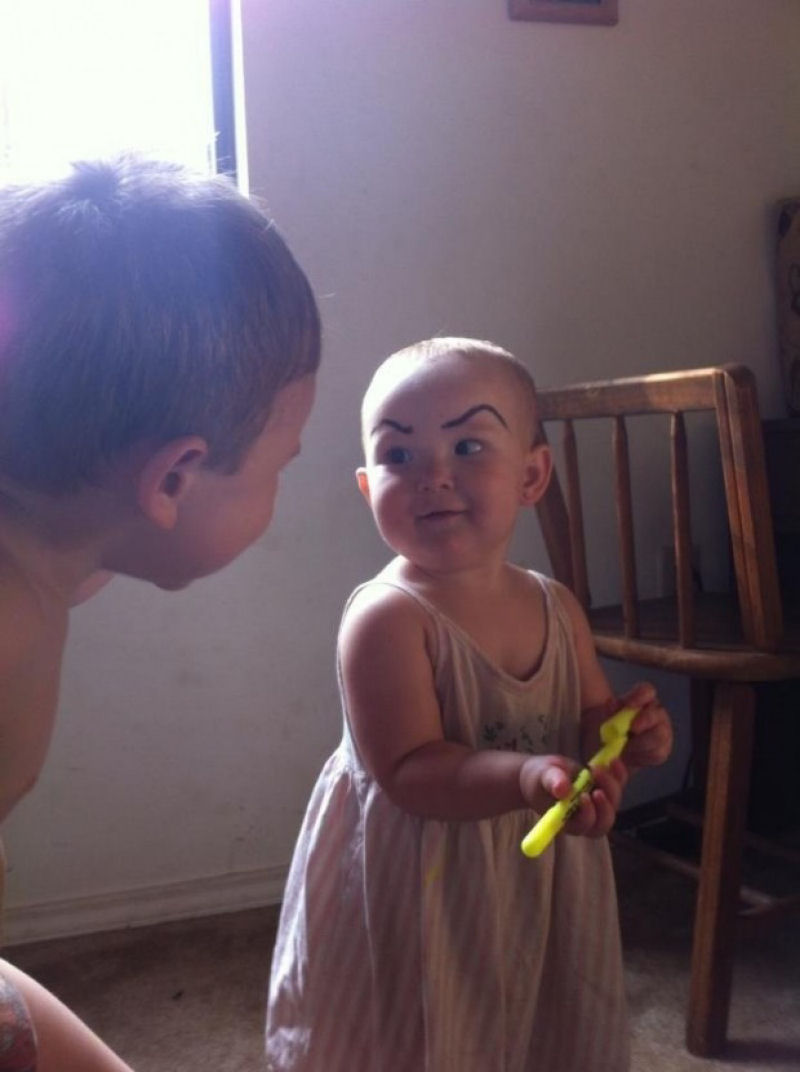 Bebs com sobrancelhas feitas: impossvel no rir! 16