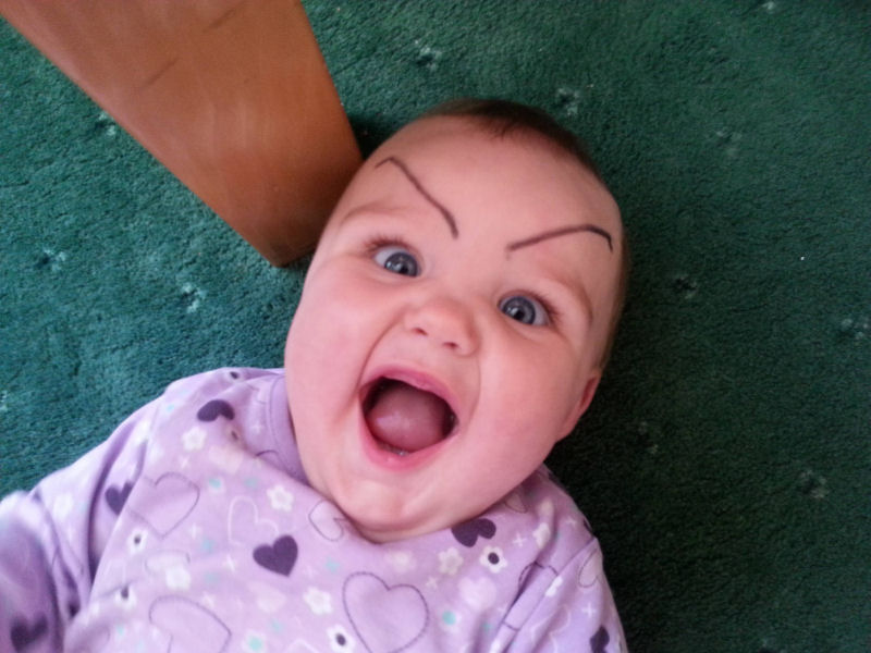 Bebs com sobrancelhas feitas: impossvel no rir! 23