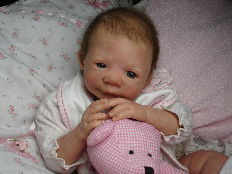 Britânica trata boneca como um bebê de verdade