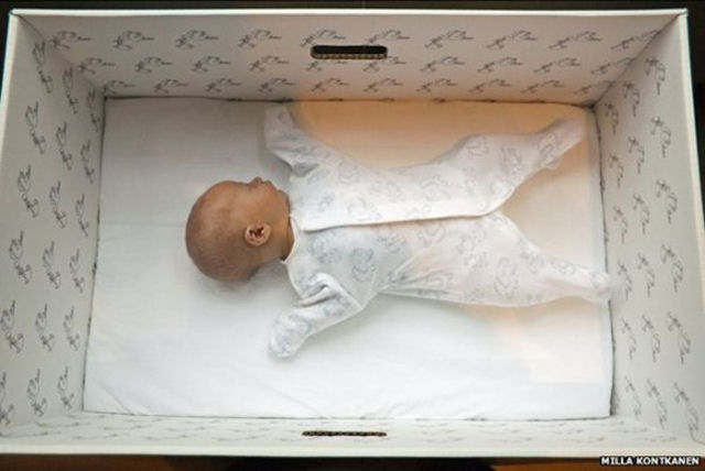 Cada recm-nascido na Finlndia dorme em uma caixa de papelo pela razo mais simples e brilhante