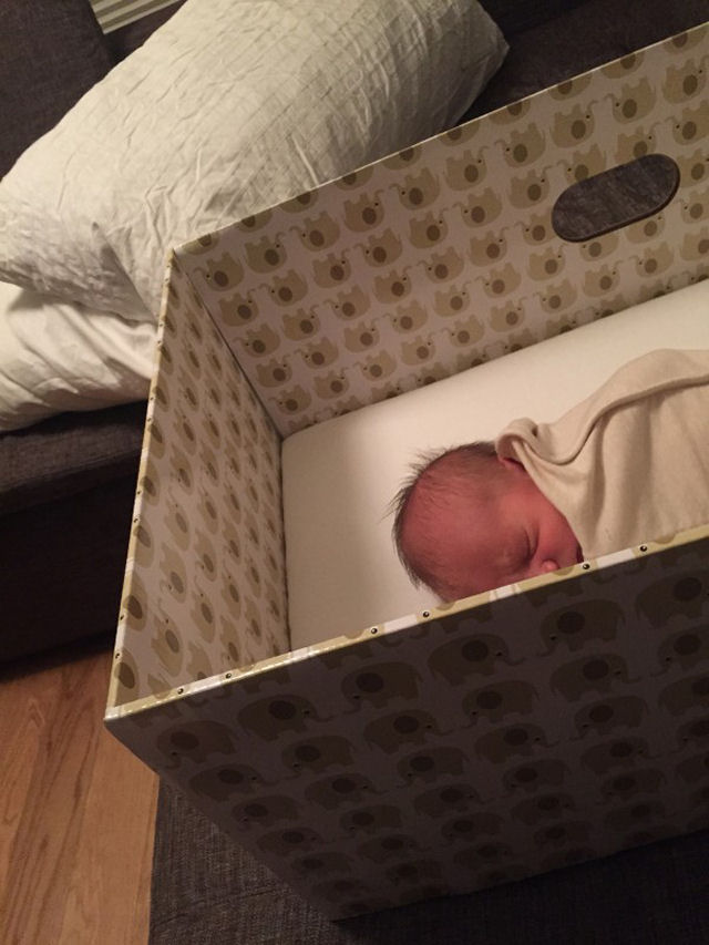 Cada recm-nascido na Finlndia dorme em uma caixa de papelo pela razo mais simples e brilhante