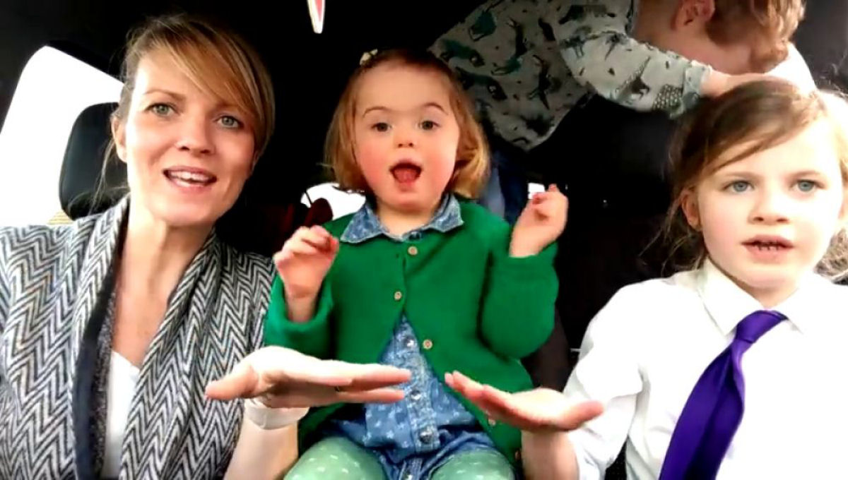 50 mes cantam no carro junto a seus filhos para apoiar O Dia Mundial da Sndrome de Down