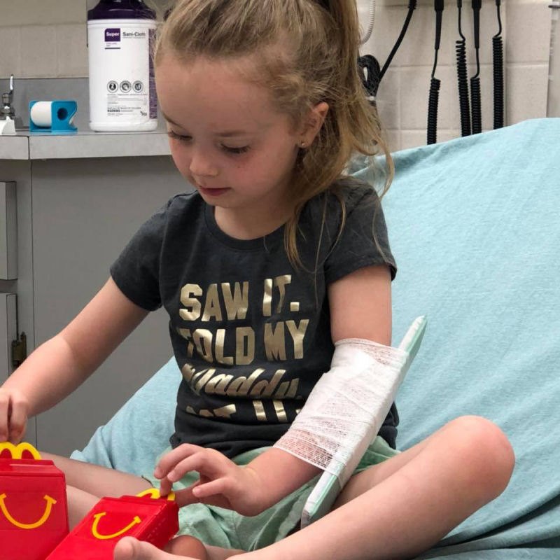 Uma menina de 5 anos sofre paralisia repentina aps receber uma picada de carrapato na cabea
