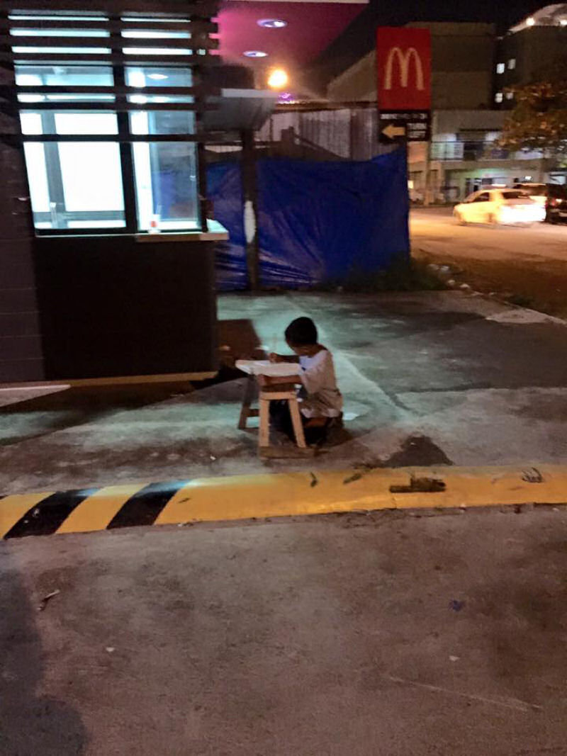 Conheça a história da foto do menino estudando na rua que se tornou viral