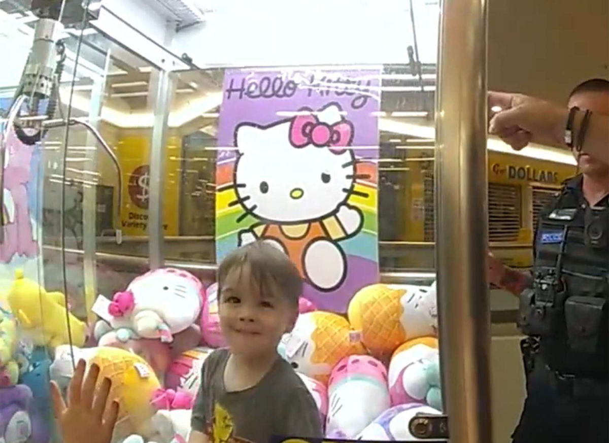 Polícia resgata 'capetinha' preso dentro da máquina de garras da Hello Kitty na Austrália