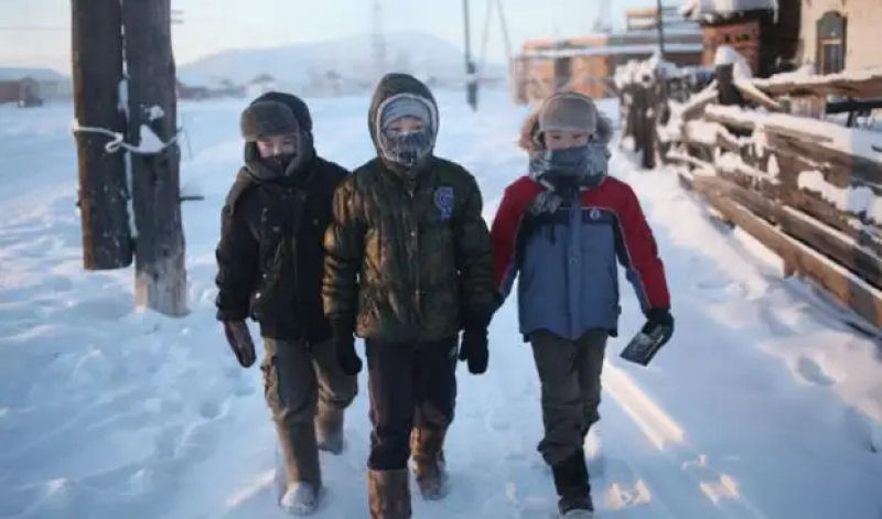 No lugar mais frio do planeta a única escola segue aberta a mais de 50 graus negativos