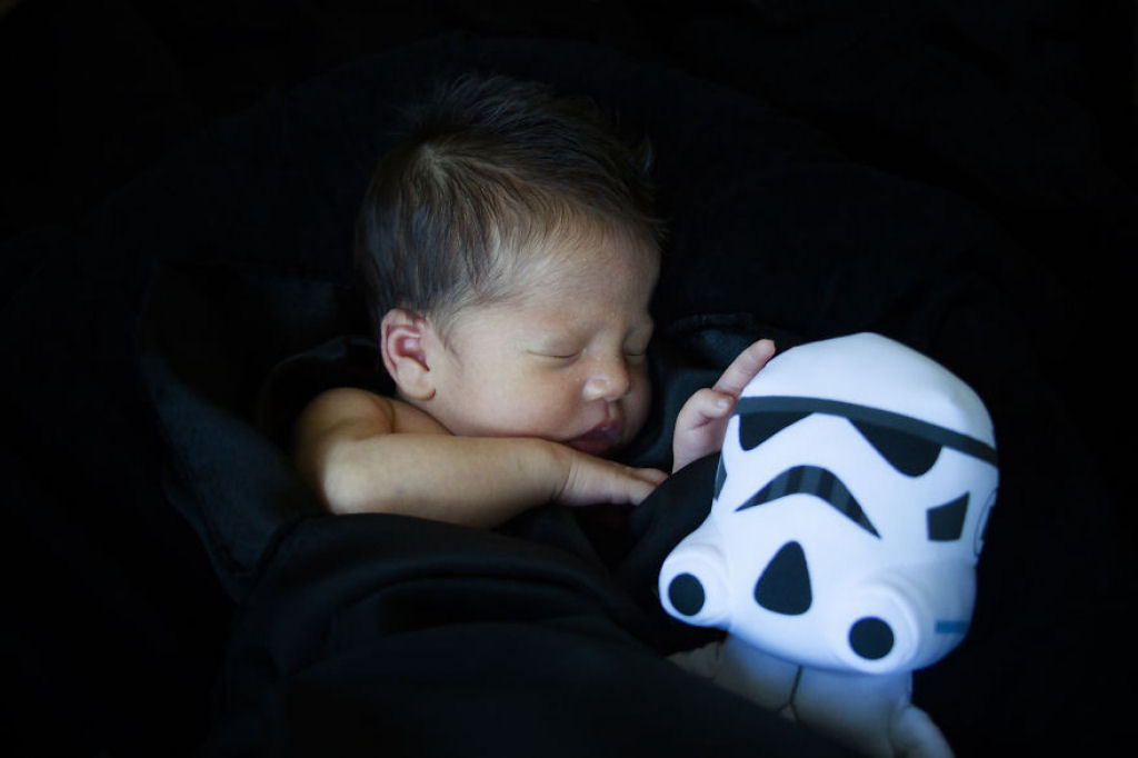 Apesar das complicaes, beb recm-nascido  comemorado com sesso fotogrfica Star Wars 02