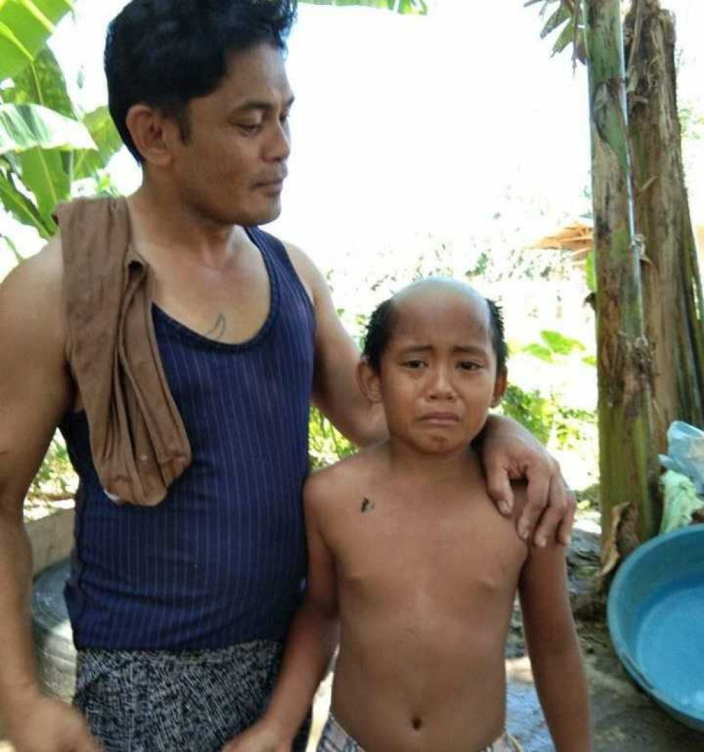 Para impedir que ficasse na rua durante confinamento, filipino faz um corte horroroso no cabelo do filho