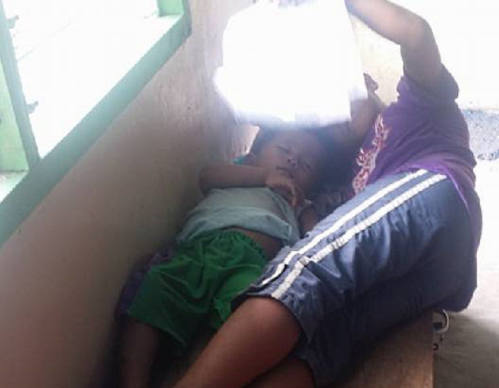 Menino filipino determinado a terminar os estudos leva seu irmão menor para a escola