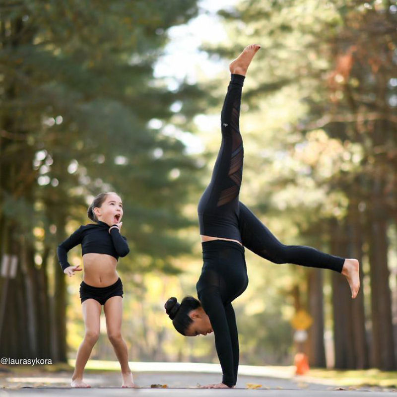 Mãe e filha continuam conquistando o mundo fazendo poses de ioga 07