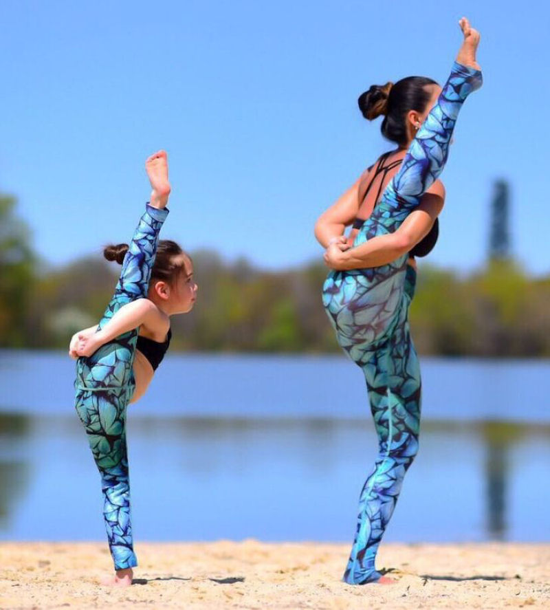 Mãe e filha continuam conquistando o mundo fazendo poses de ioga 09
