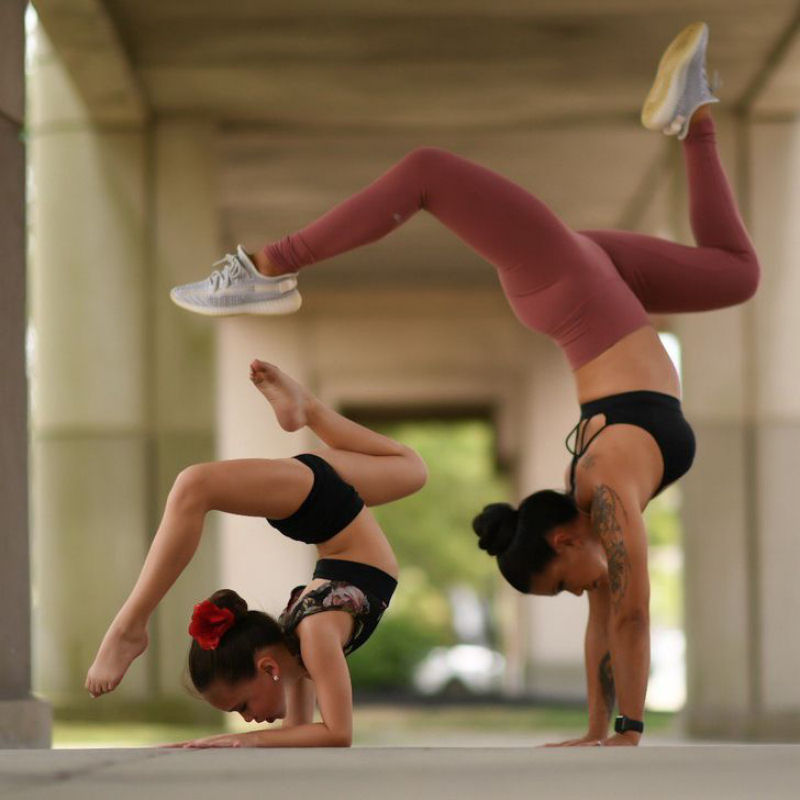 Mãe e filha continuam conquistando o mundo fazendo poses de ioga 10