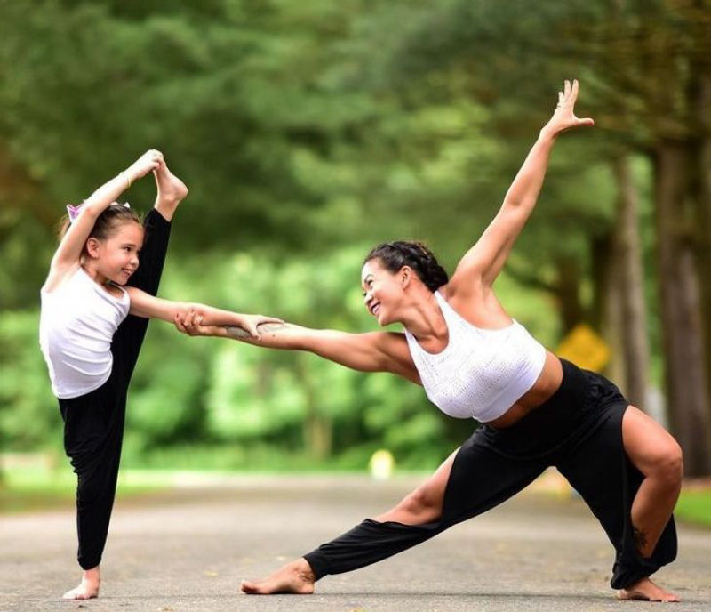 Mãe e filha continuam conquistando o mundo fazendo poses de ioga 14