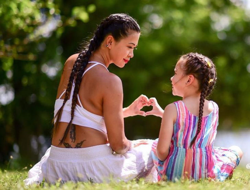 Mãe e filha continuam conquistando o mundo fazendo poses de ioga 17
