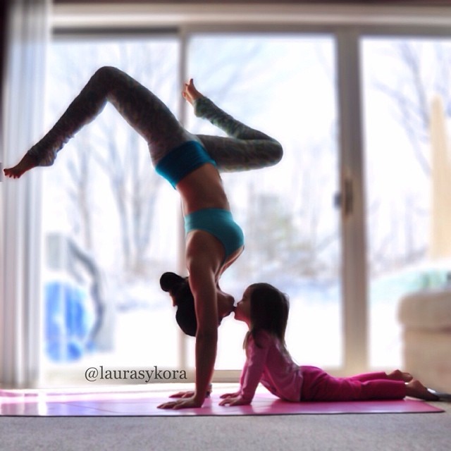 Mãe e filha de 4 anos conquistam o mundo fazendo poses de ioga 02