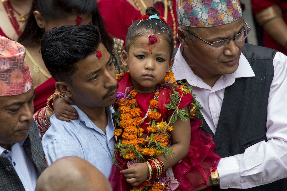 A nova deusa vivente de Nepal tem 3 anos e nunca poder pisar o cho