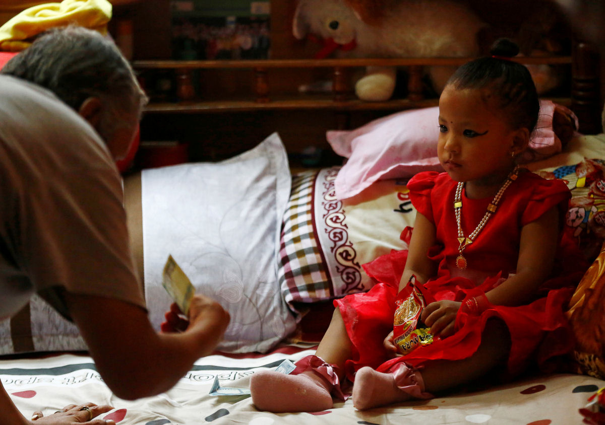 A nova deusa vivente de Nepal tem 3 anos e nunca poder pisar o cho
