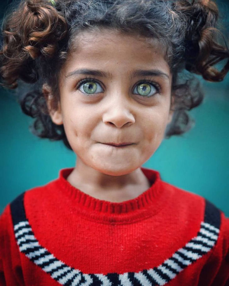 Fotógrafo turco captura a beleza inocente dos olhos de crianças que brilham como joias 17
