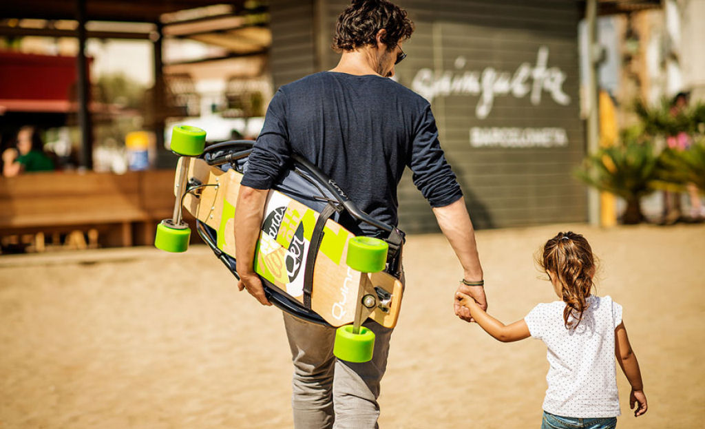 Este carrinho de beb com skate faz a alegria tanto dos pais quanto dos filhos