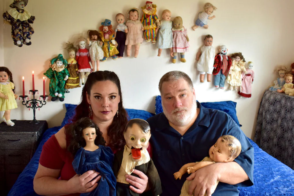 Casal de americanos cria uma agência de adoção de bonecas assombradas