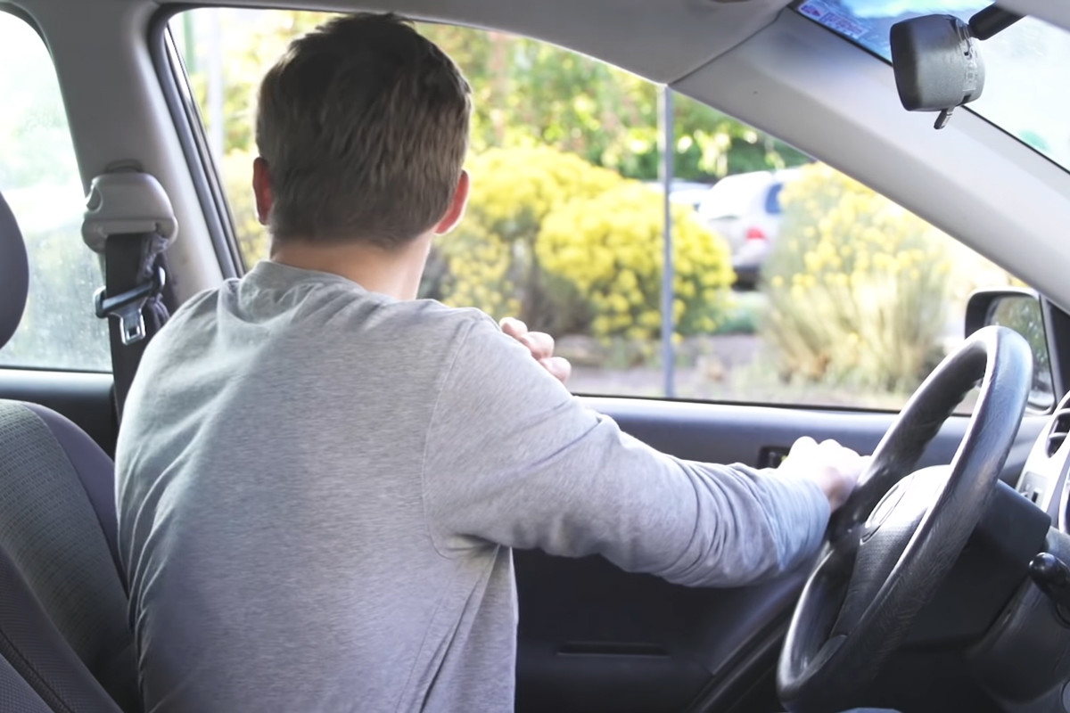 A manobra para abrir a porta do carro que evita um dos acidentes mais comuns com ciclistas