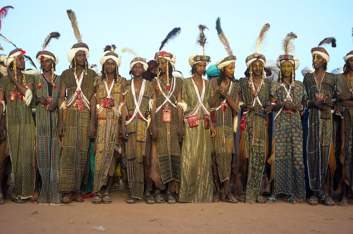 Neste festival africano os homens se perfilam para serem escolhidos pelas mulheres polígamas