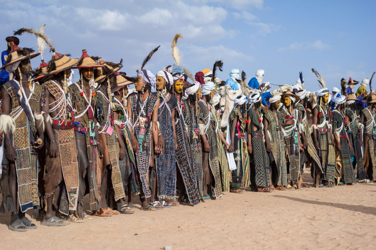 Neste festival africano os homens se perfilam para serem escolhidos pelas mulheres polígamas