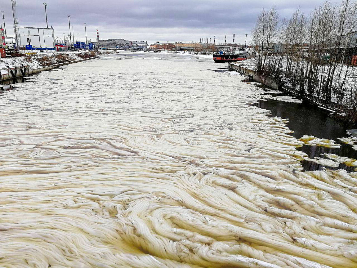 O raro e estranho fenmeno da 'banha-de-gelo' ocorreu em So Petersburgo