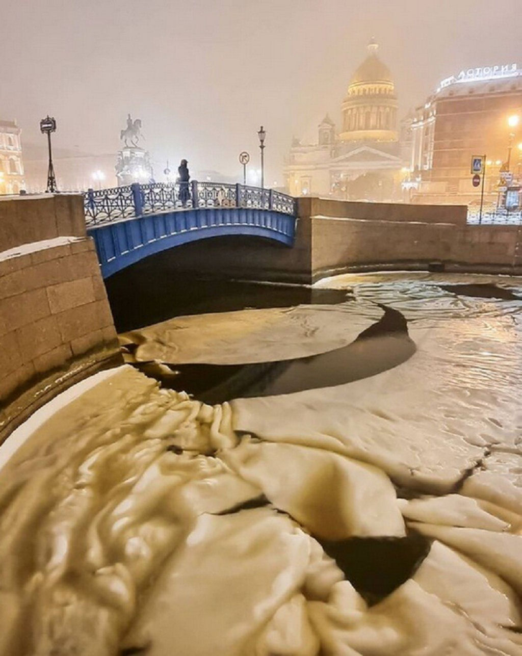 O raro e estranho fenmeno da 'banha-de-gelo' ocorreu em So Petersburgo
