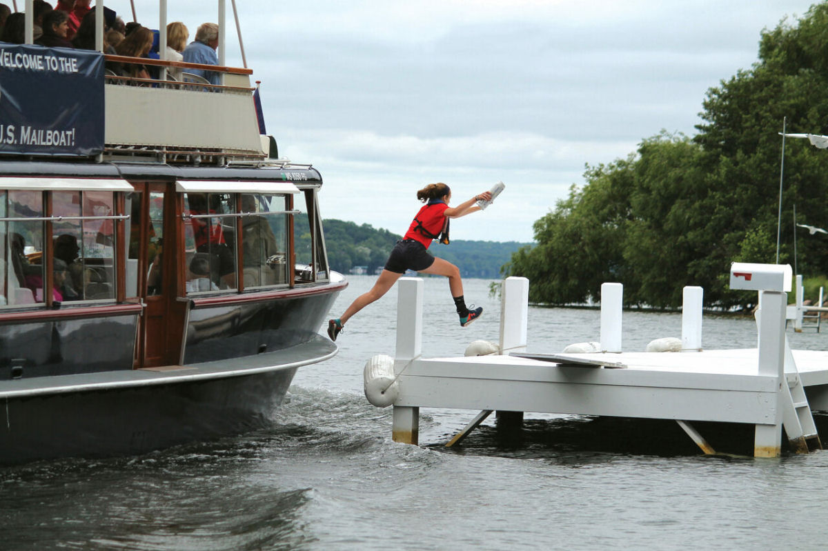 Os carteiros saltadores que precisam estar em boa forma para entregar correspondência no lago de Genebra