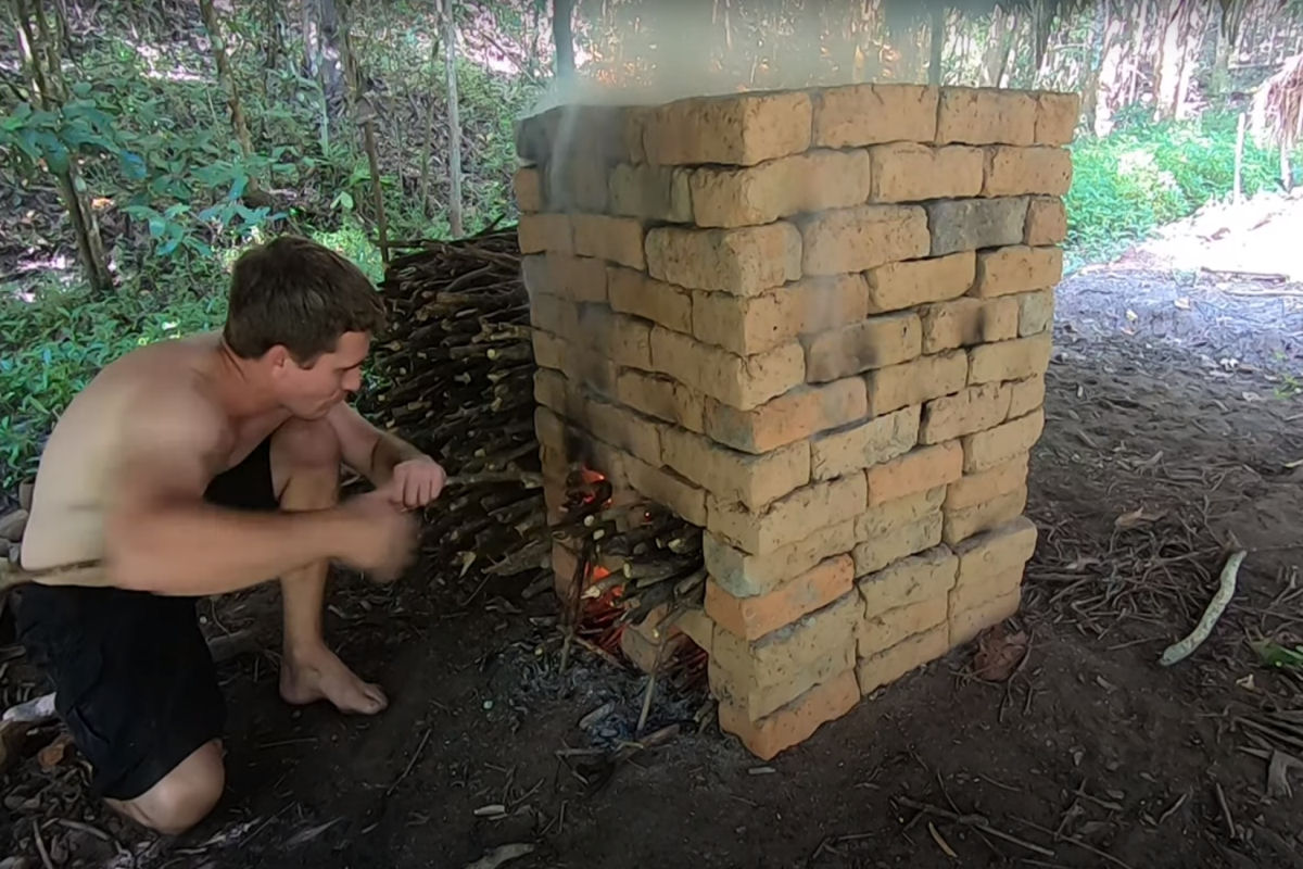 Como fazer um molde e forno de tijolos apenas com tecnologia primitiva