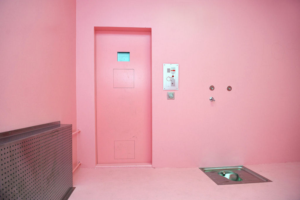 Pintando as celas da cadeia de rosa, uma maneira controversa de conter a agressividade dos presos