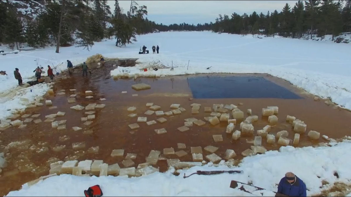 Documentário mostra como uma comunidade coleta gelo para refrigeração nos EUA