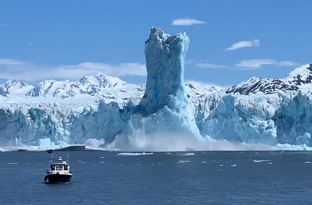 Pilar gigante sobe 60 metros acima da água após um enorme evento de desprendimento em geleira no Alasca